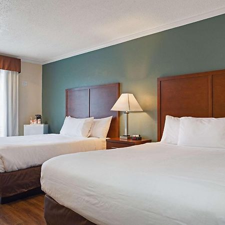 Econo Lodge Inn & Suites Kelowna Exterior photo