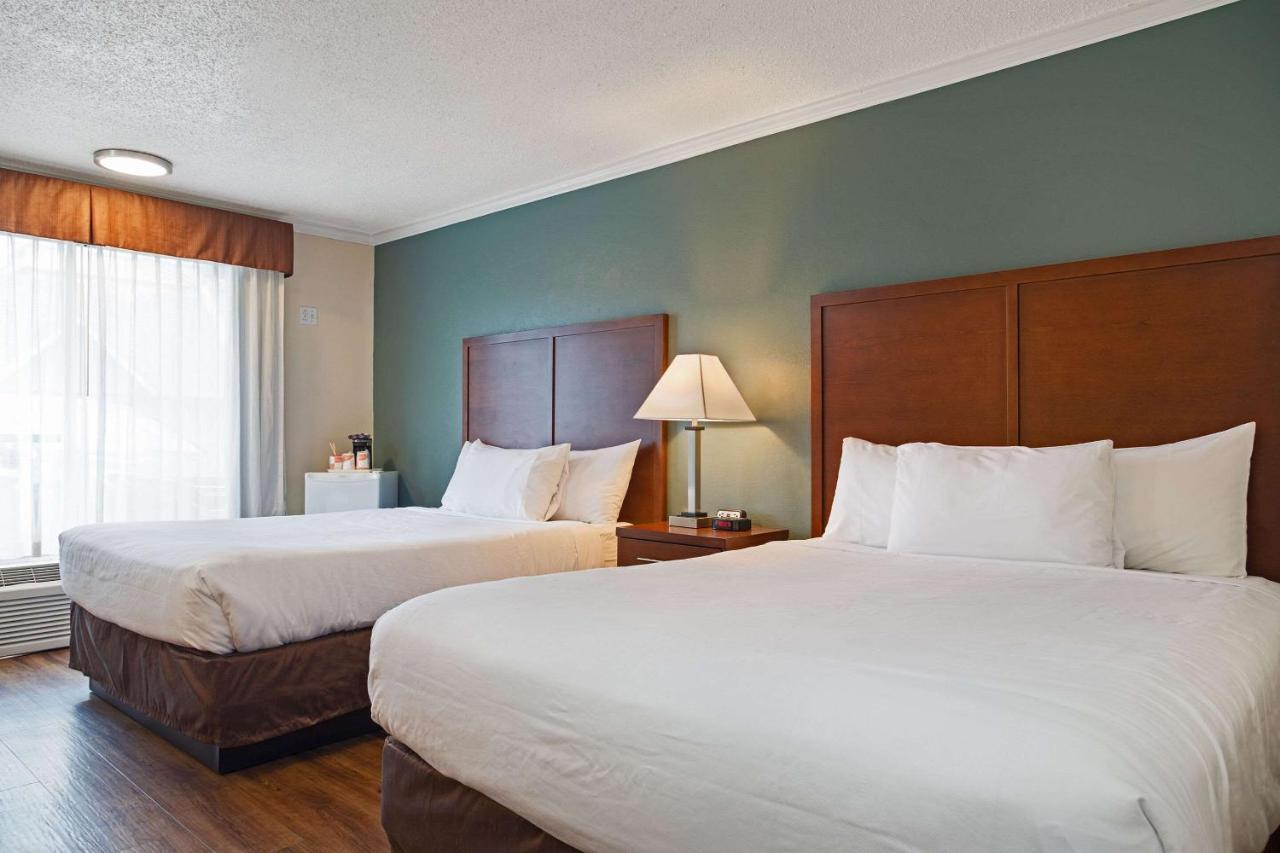 Econo Lodge Inn & Suites Kelowna Exterior photo