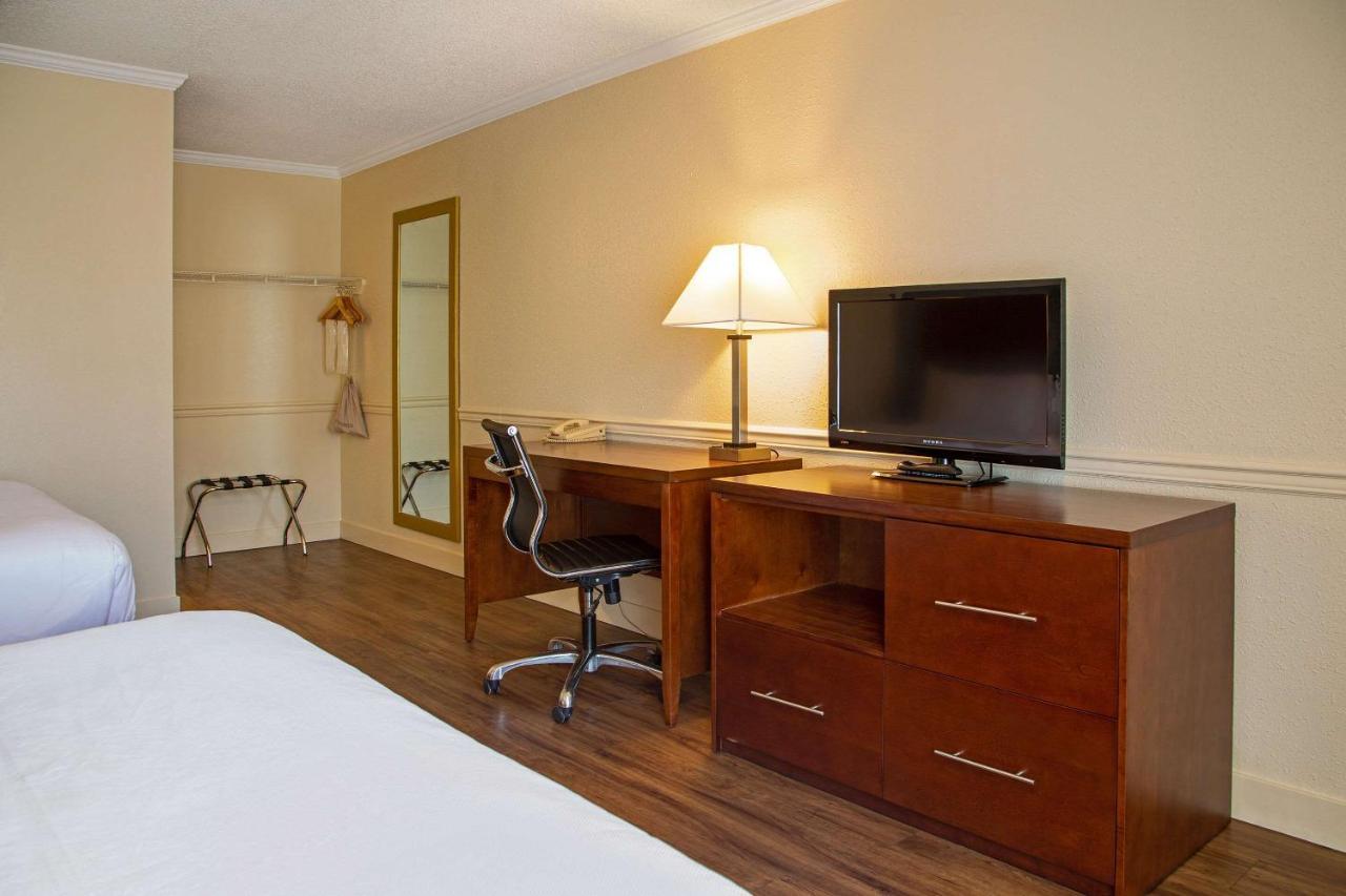 Econo Lodge Inn & Suites Kelowna Exterior photo