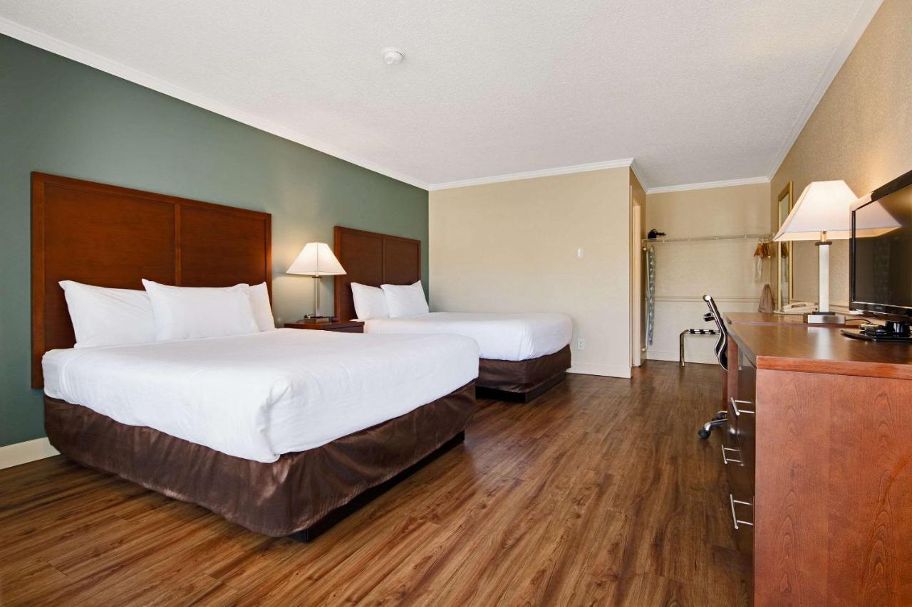 Econo Lodge Inn & Suites Kelowna Exterior photo