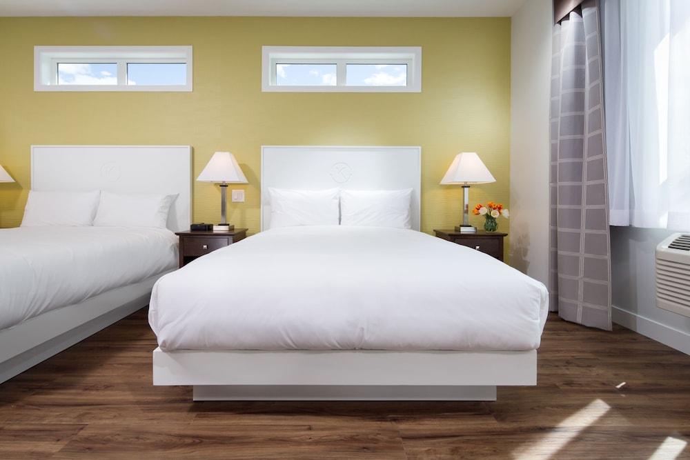 Econo Lodge Inn & Suites Kelowna Exterior photo