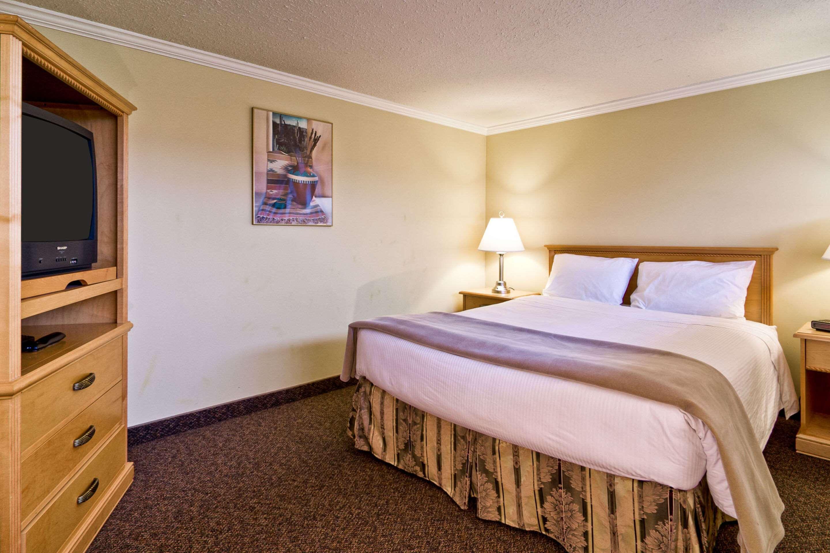 Econo Lodge Inn & Suites Kelowna Exterior photo