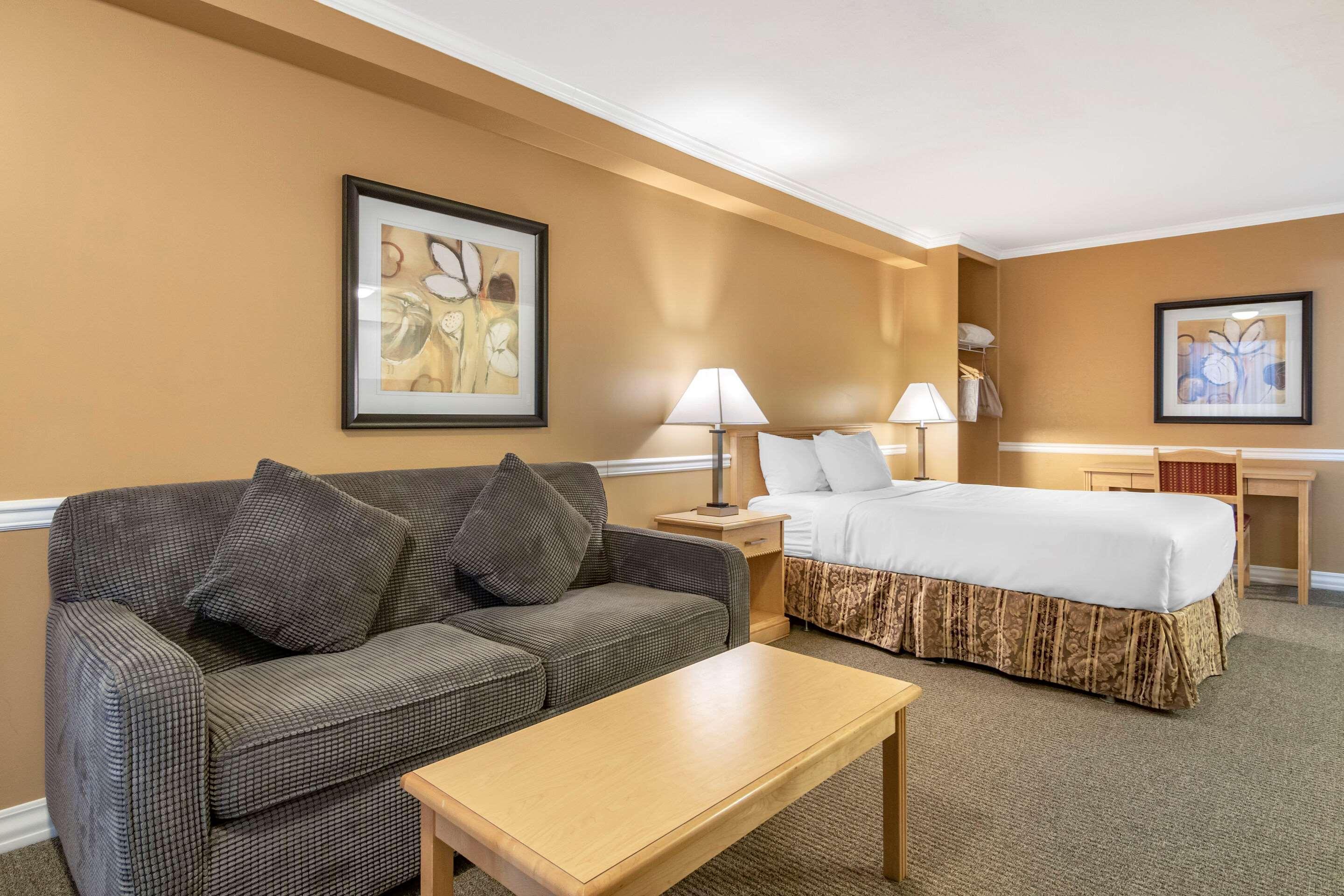 Econo Lodge Inn & Suites Kelowna Exterior photo
