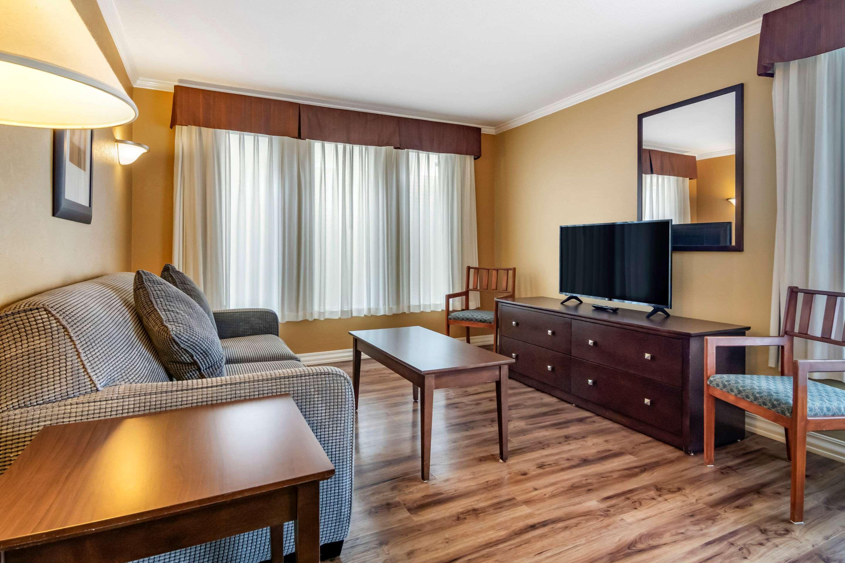Econo Lodge Inn & Suites Kelowna Exterior photo