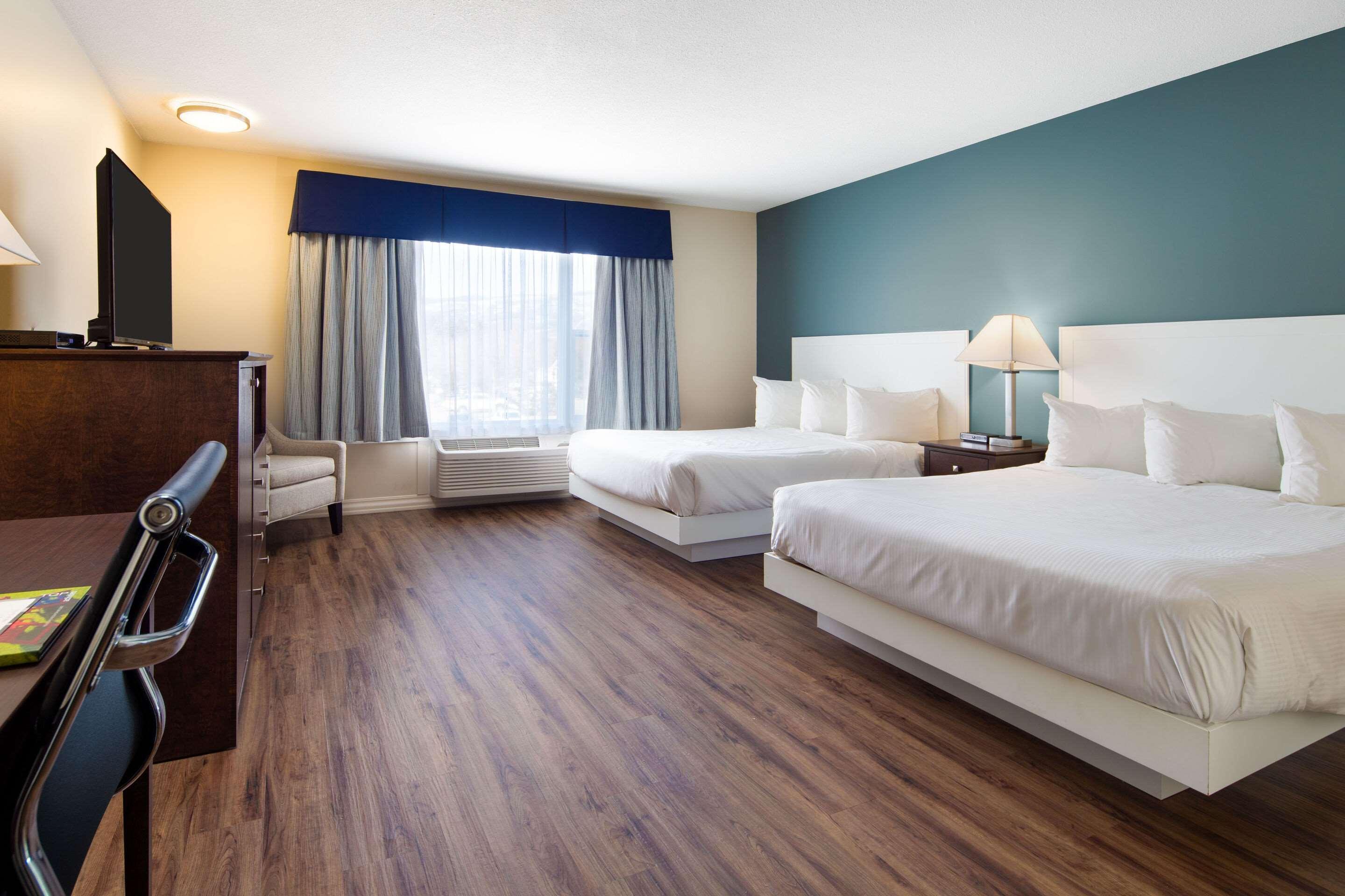 Econo Lodge Inn & Suites Kelowna Exterior photo