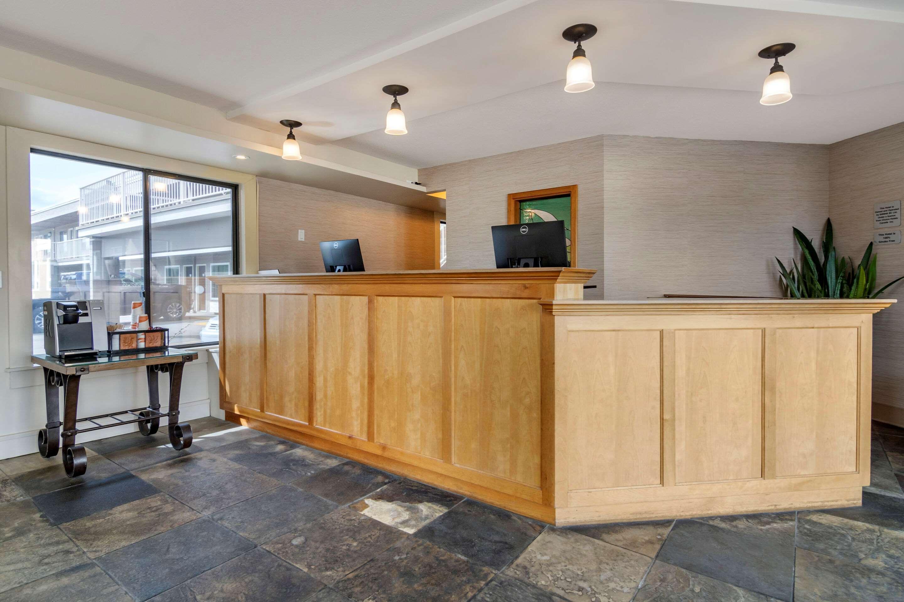 Econo Lodge Inn & Suites Kelowna Exterior photo
