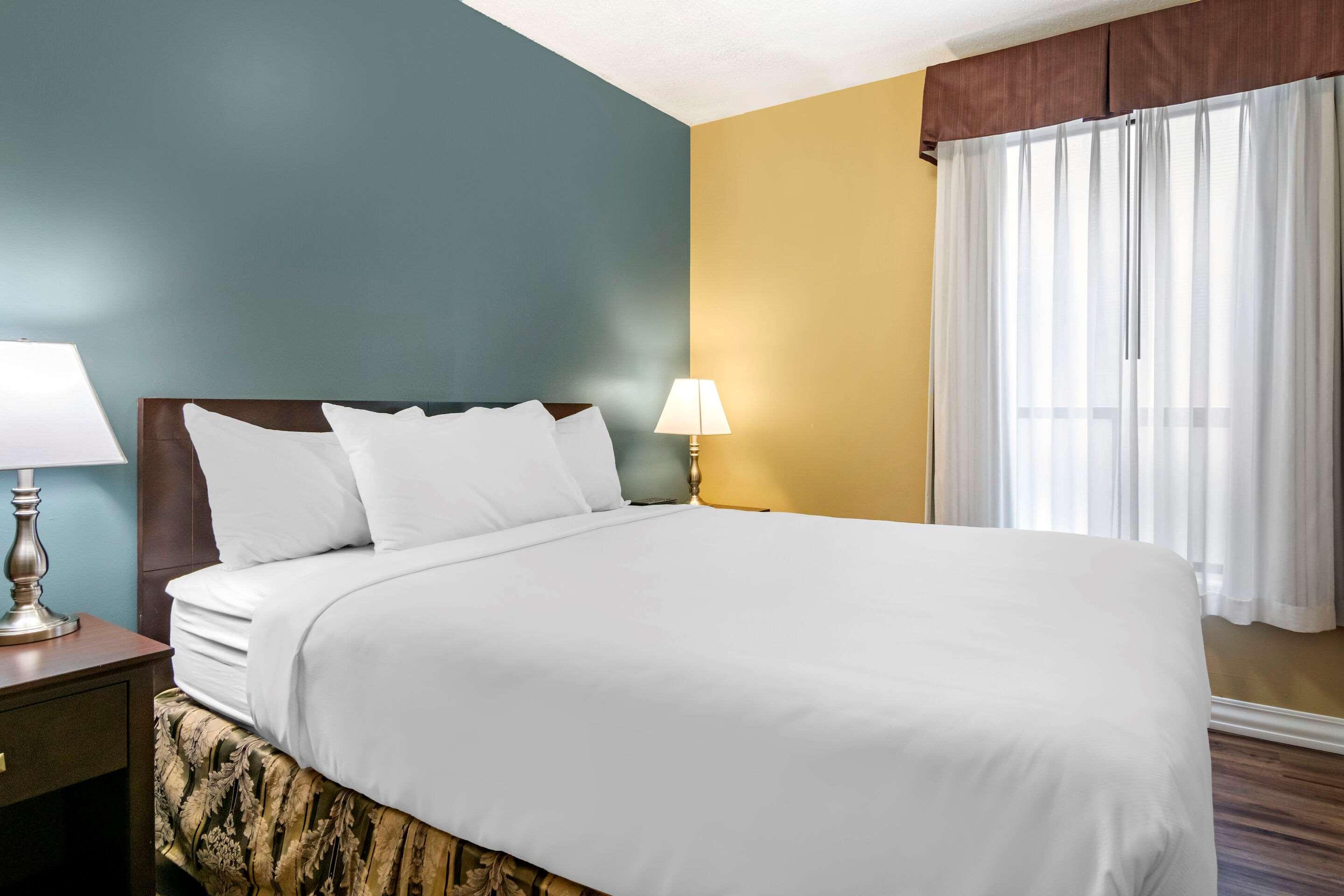 Econo Lodge Inn & Suites Kelowna Exterior photo