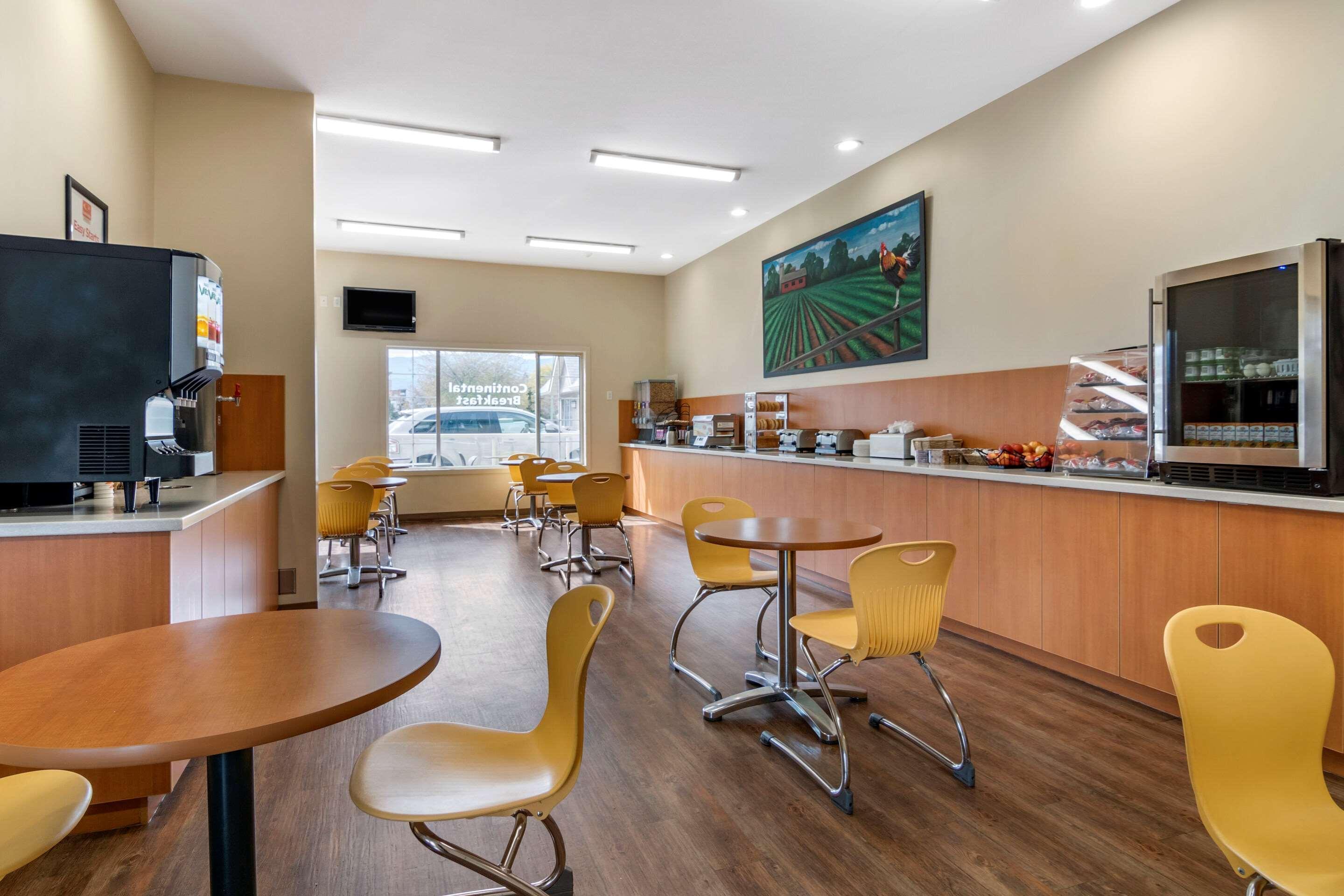 Econo Lodge Inn & Suites Kelowna Exterior photo