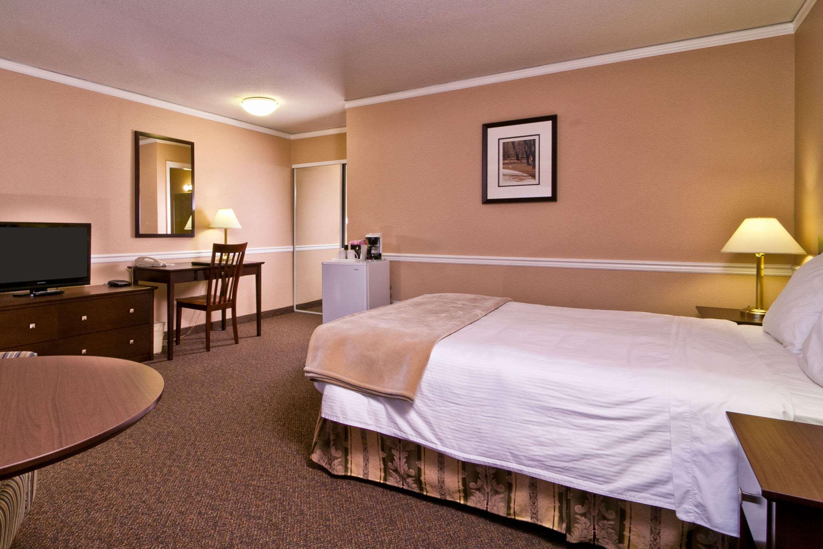 Econo Lodge Inn & Suites Kelowna Exterior photo