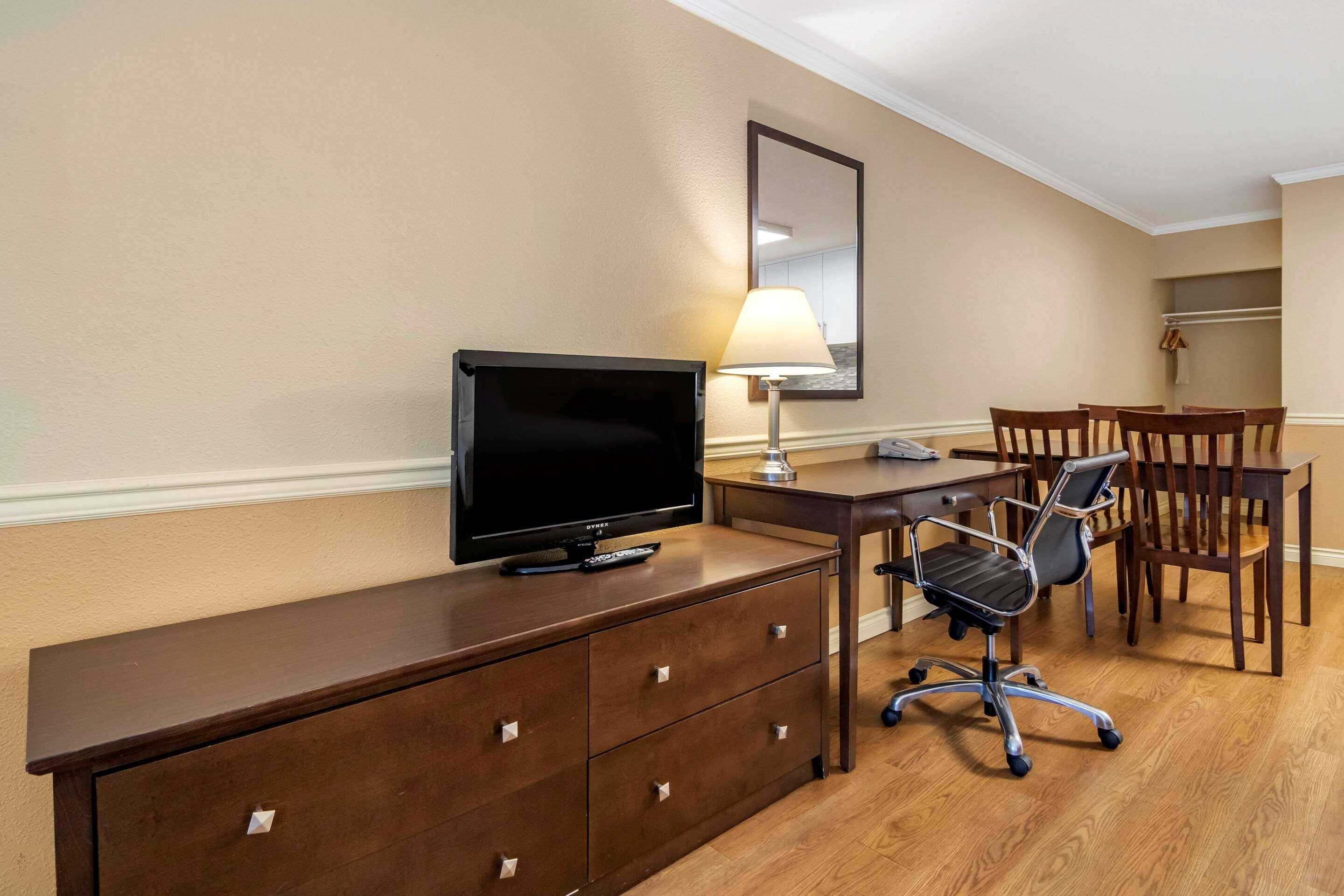 Econo Lodge Inn & Suites Kelowna Exterior photo