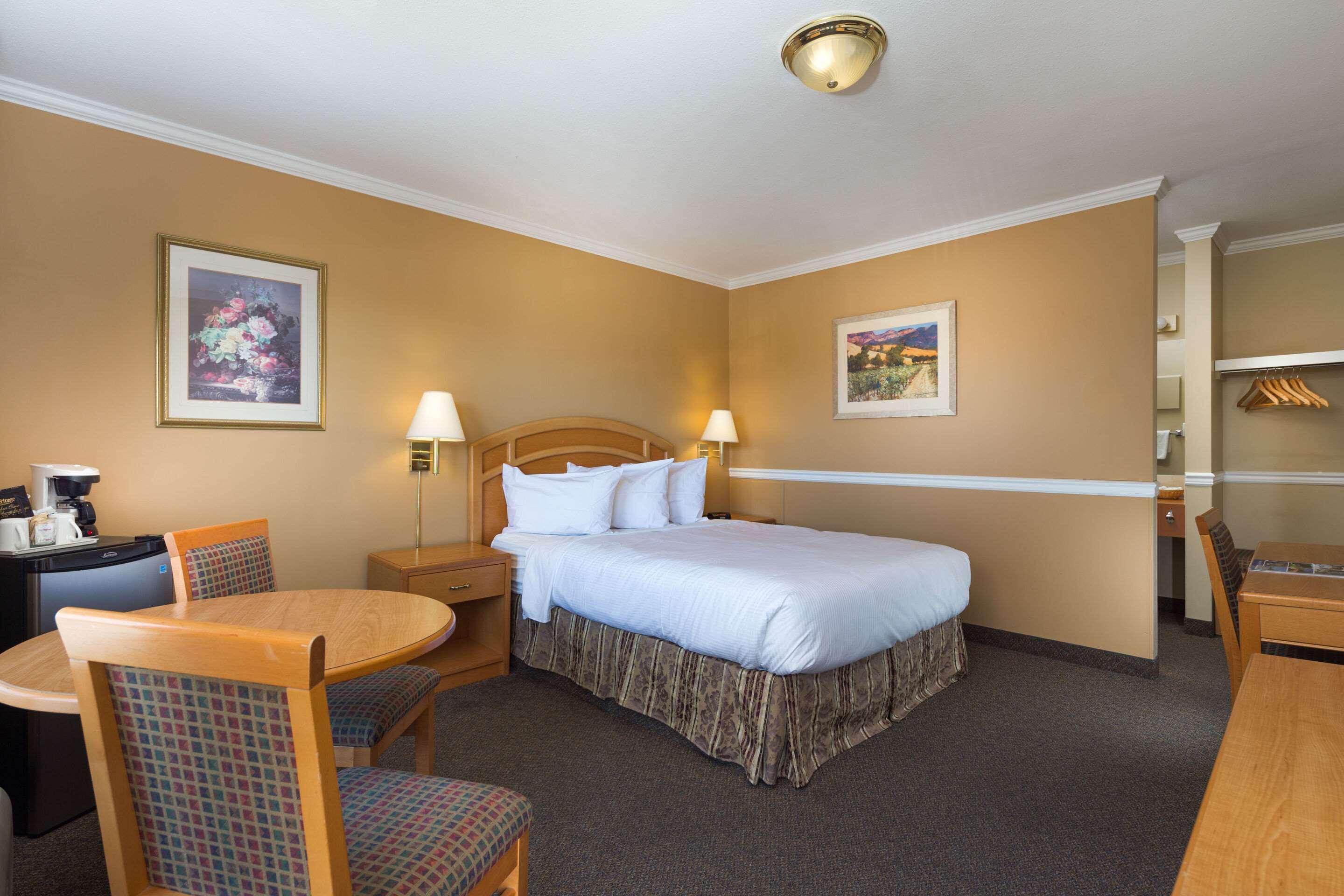 Econo Lodge Inn & Suites Kelowna Exterior photo