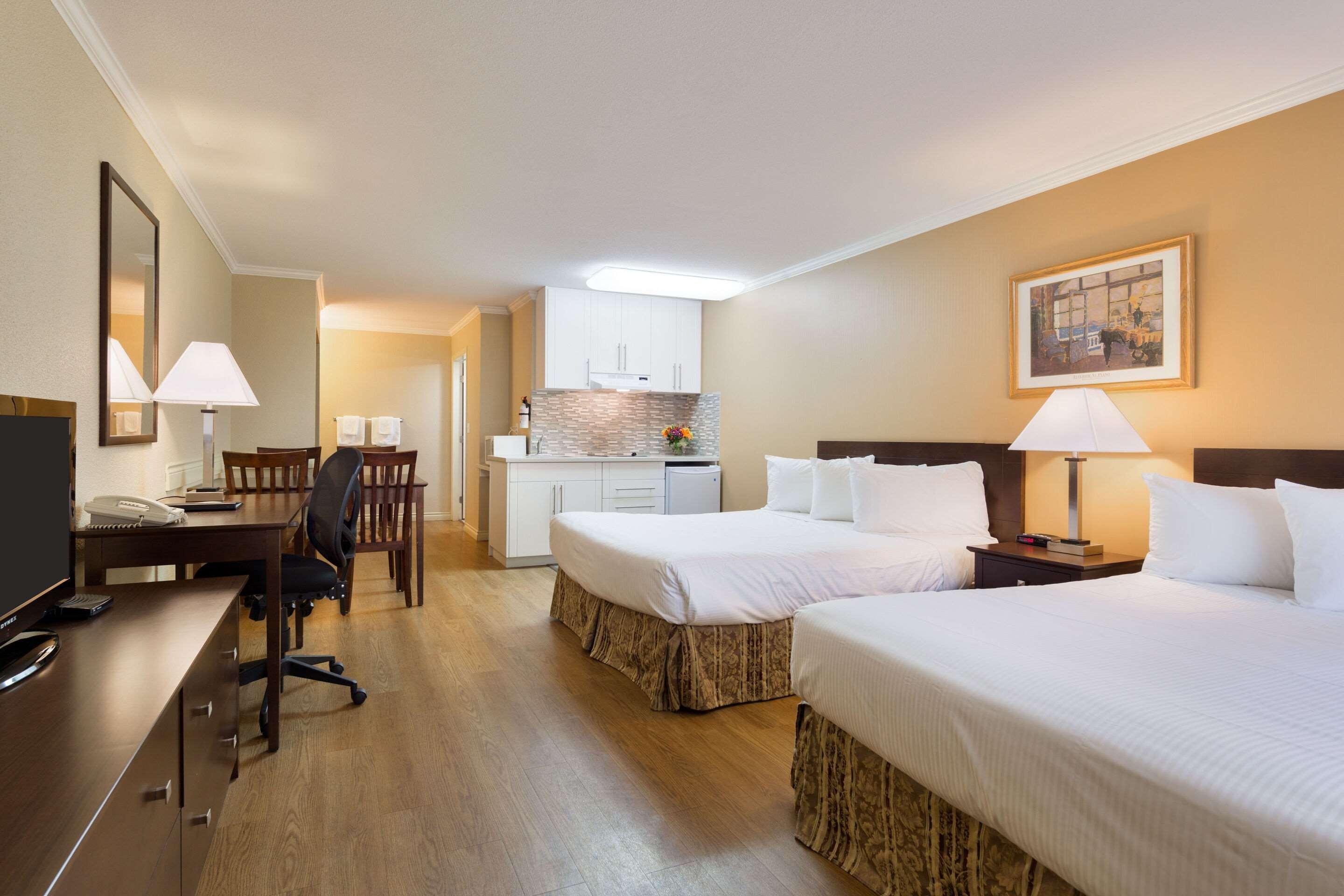 Econo Lodge Inn & Suites Kelowna Exterior photo