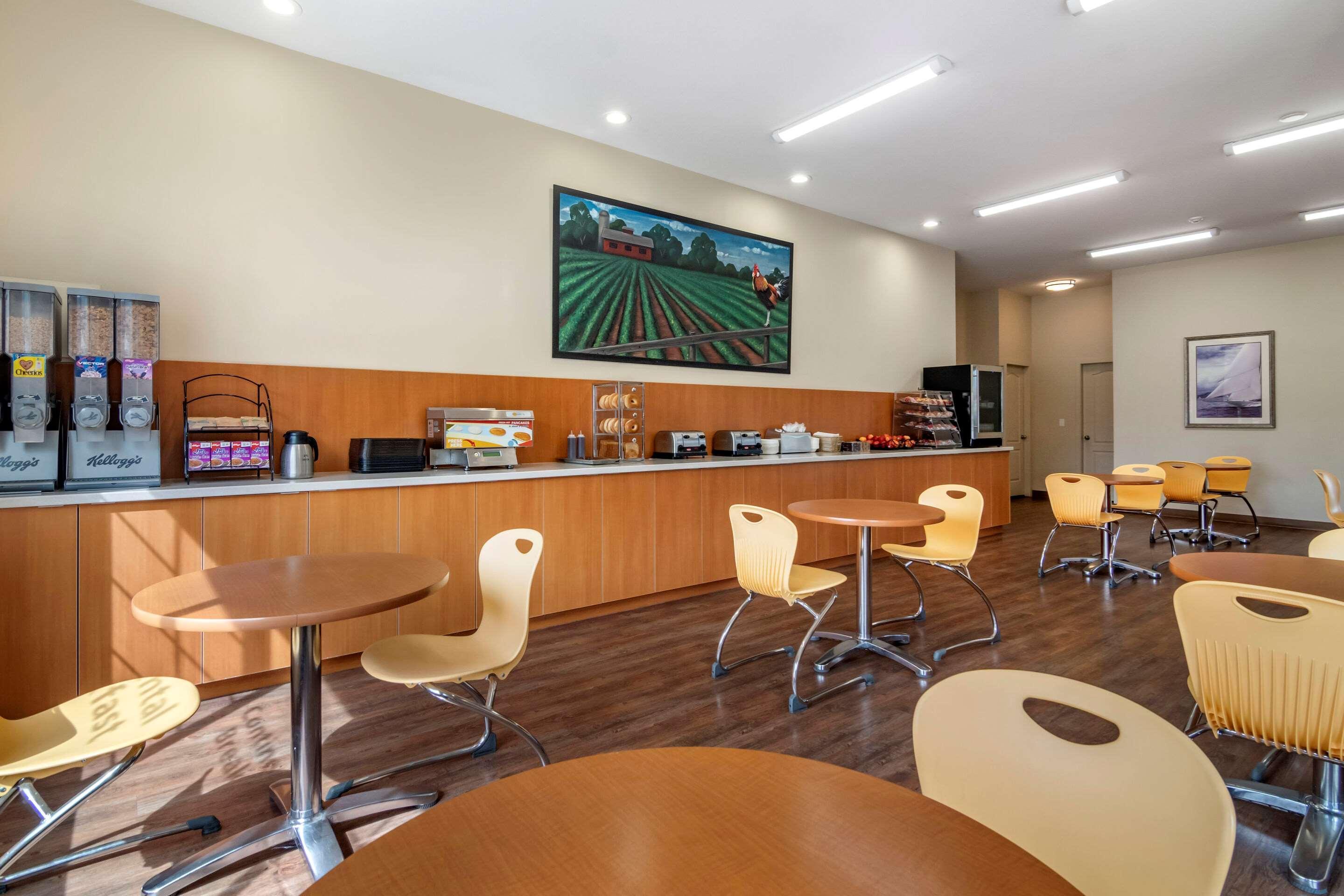 Econo Lodge Inn & Suites Kelowna Exterior photo