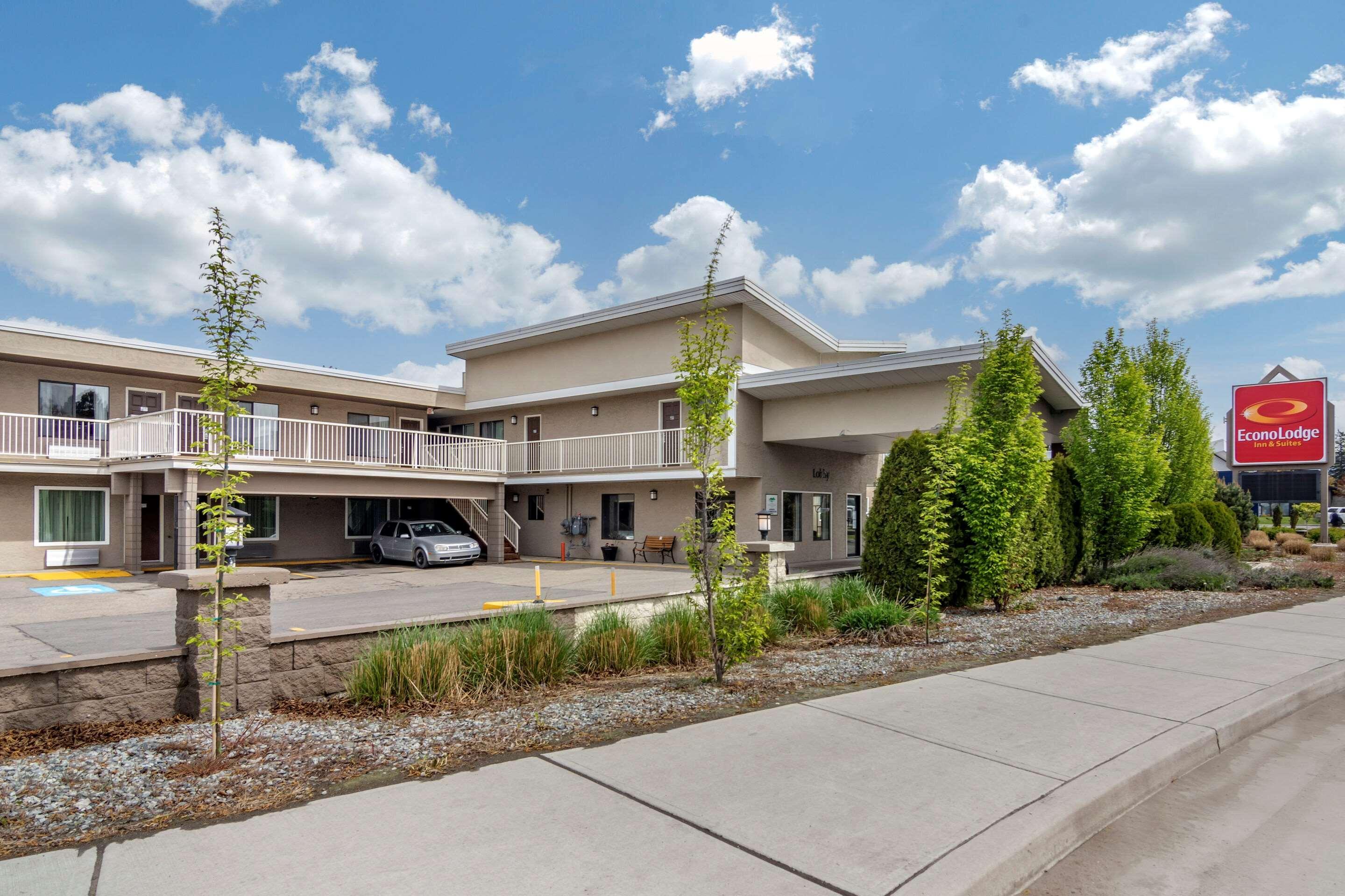 Econo Lodge Inn & Suites Kelowna Exterior photo