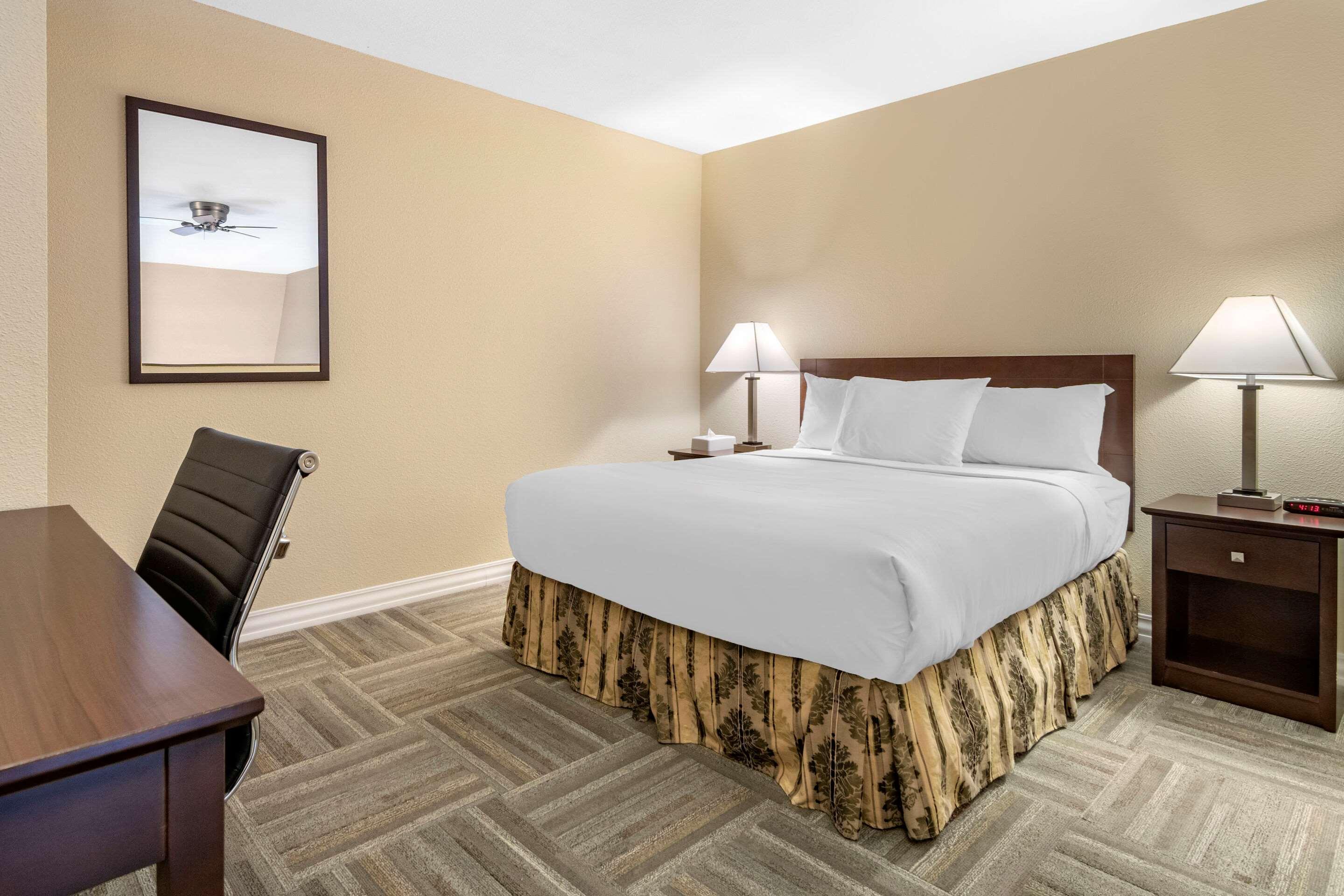 Econo Lodge Inn & Suites Kelowna Exterior photo