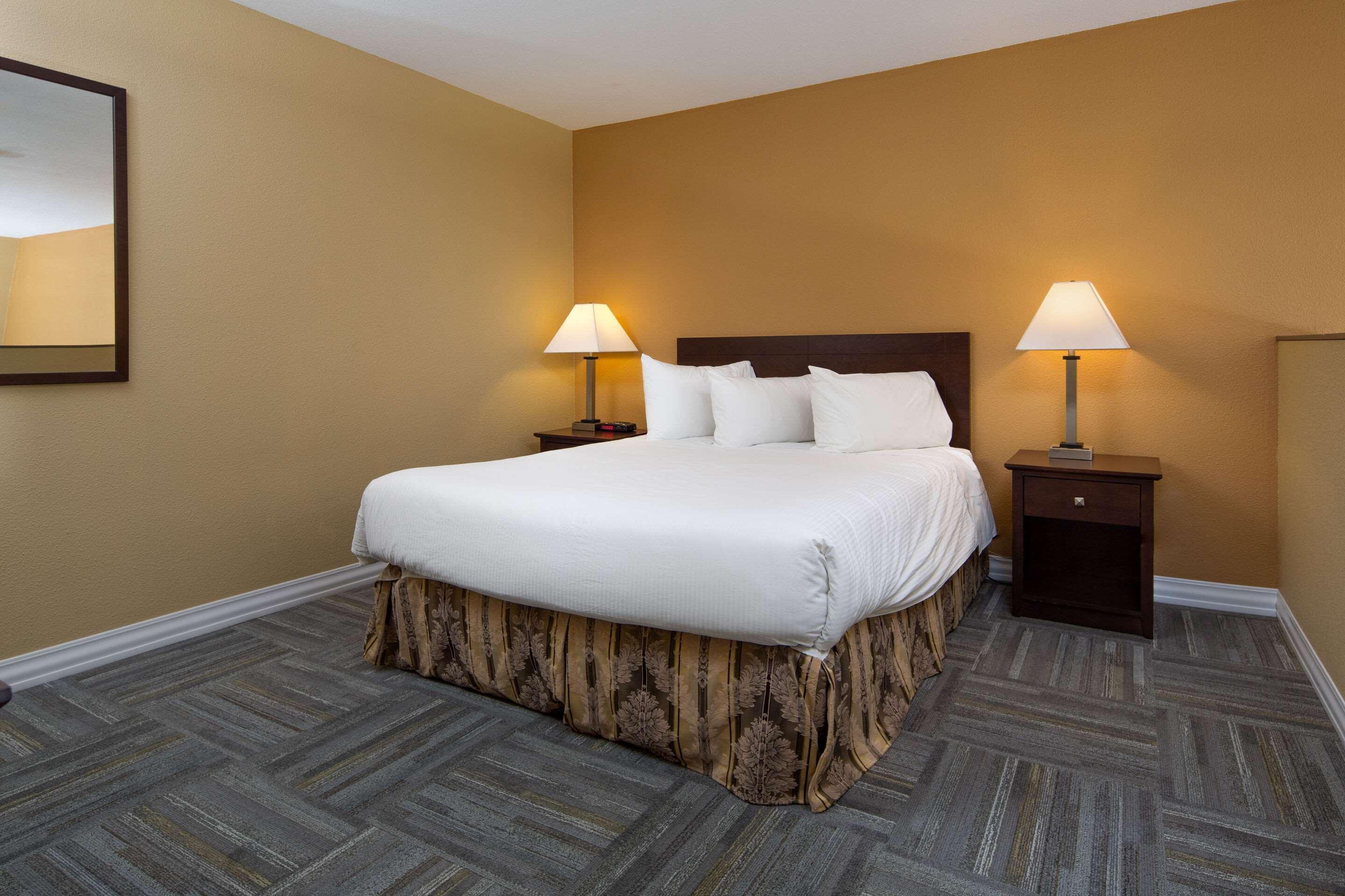 Econo Lodge Inn & Suites Kelowna Exterior photo