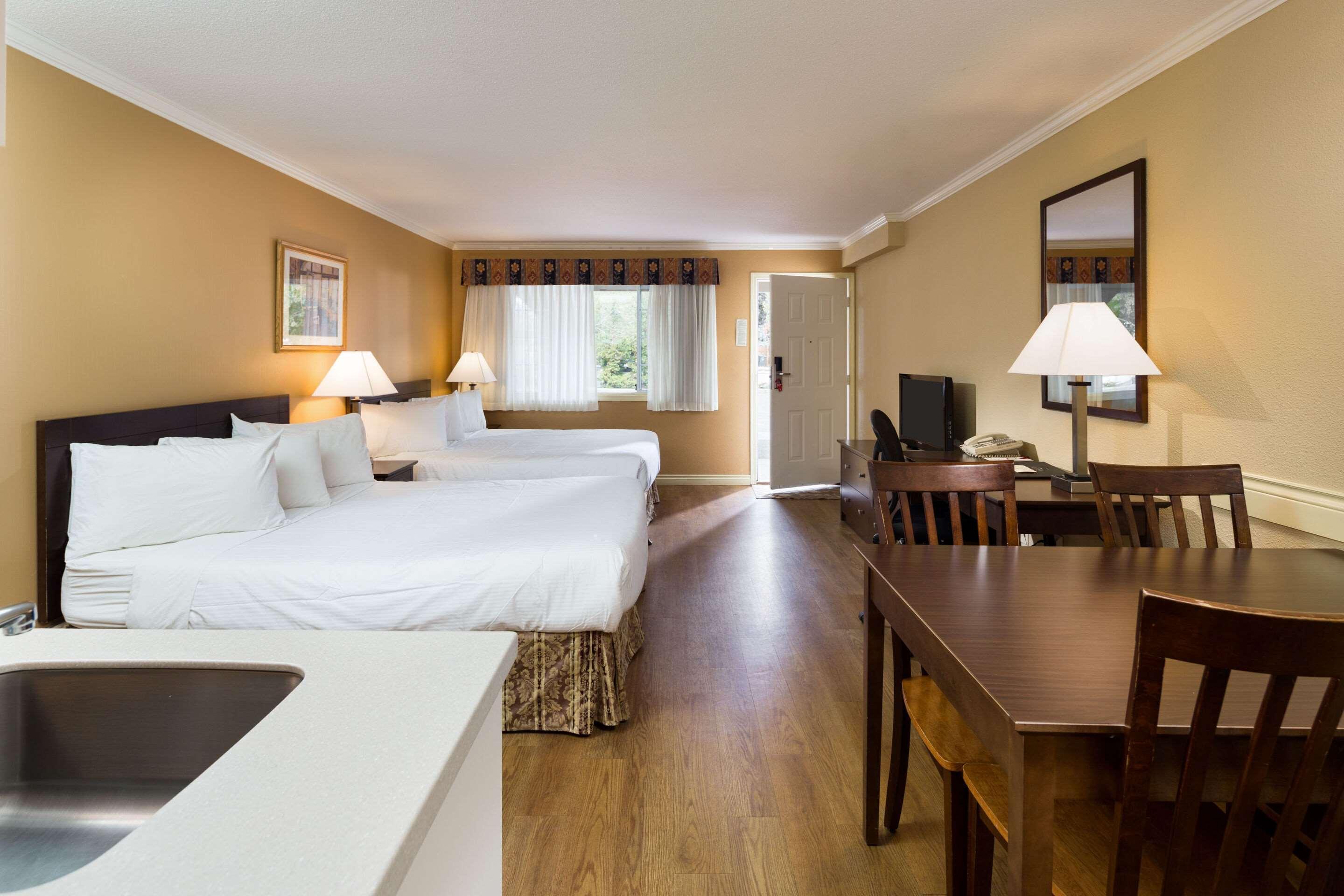 Econo Lodge Inn & Suites Kelowna Exterior photo