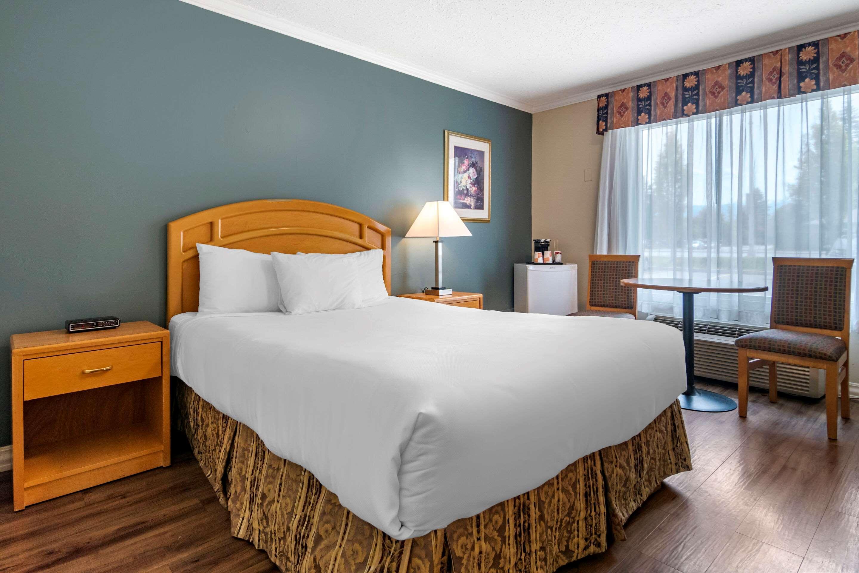 Econo Lodge Inn & Suites Kelowna Exterior photo