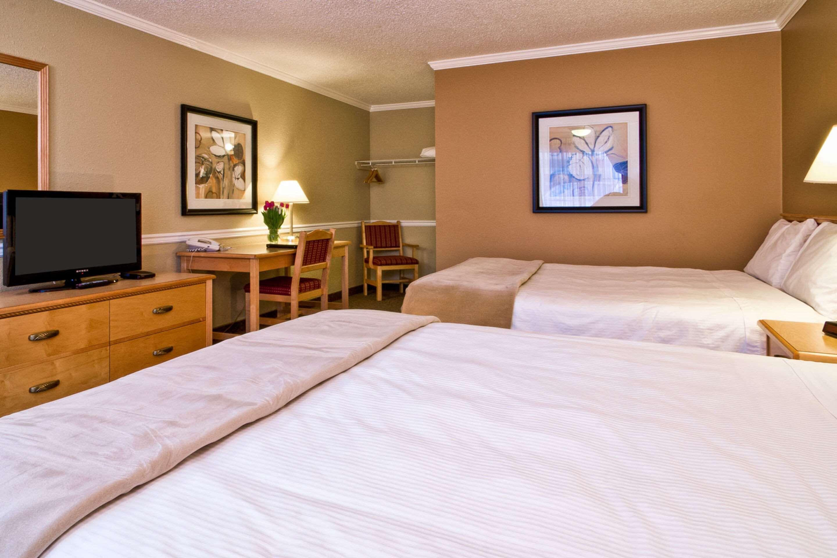 Econo Lodge Inn & Suites Kelowna Exterior photo