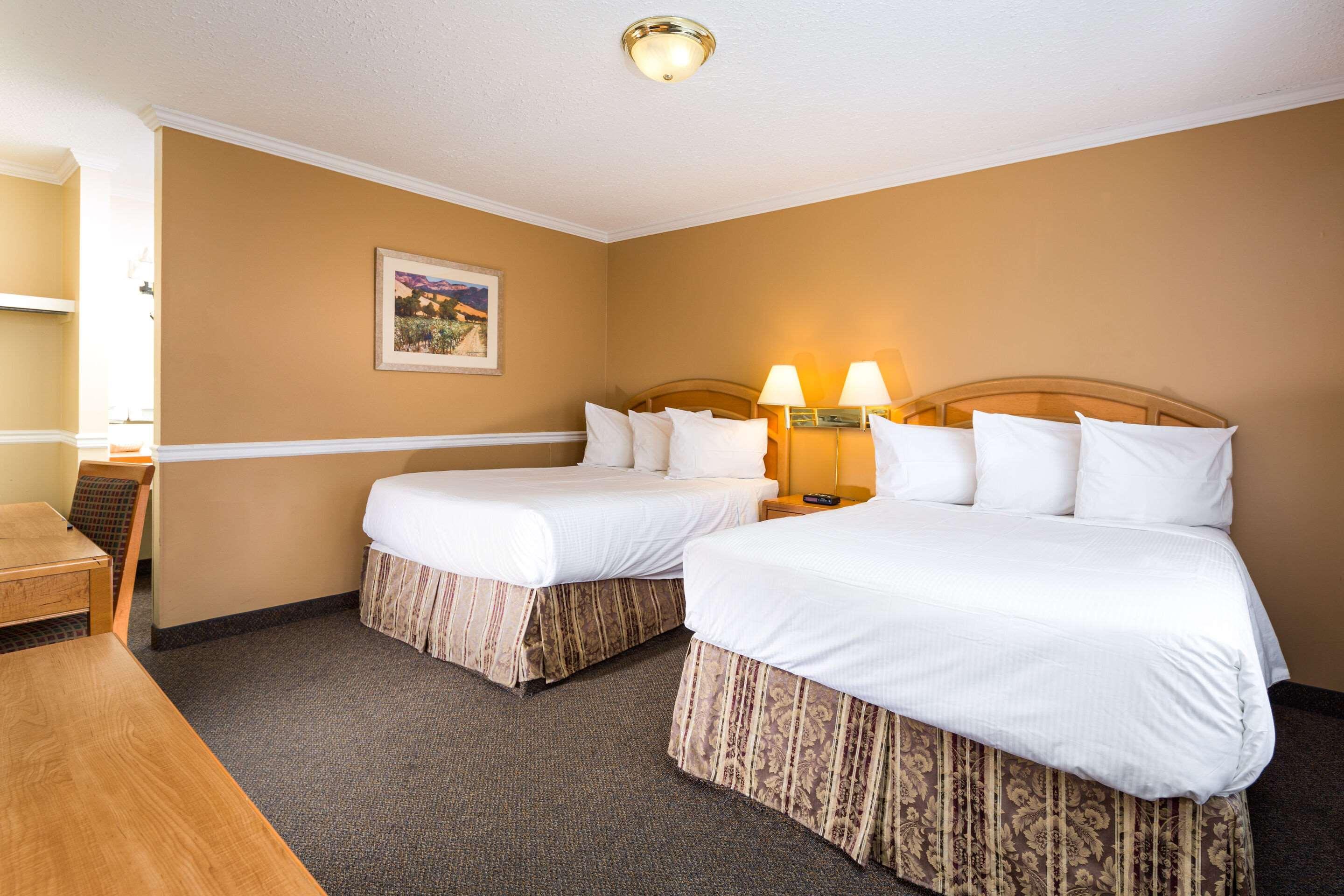 Econo Lodge Inn & Suites Kelowna Exterior photo