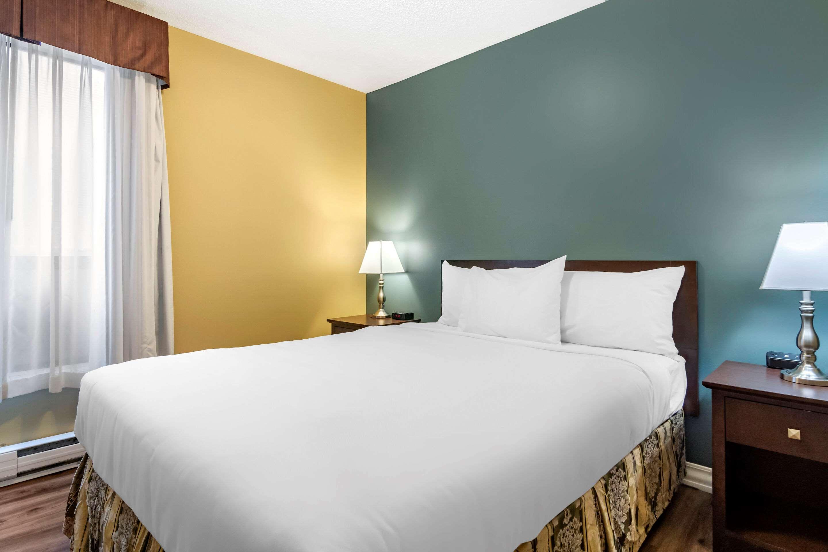 Econo Lodge Inn & Suites Kelowna Exterior photo