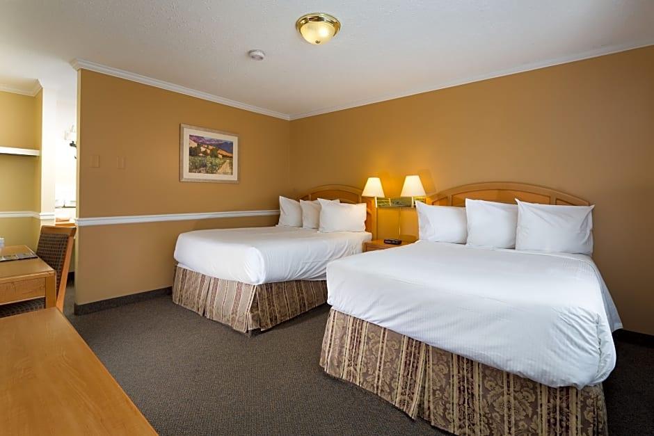 Econo Lodge Inn & Suites Kelowna Exterior photo