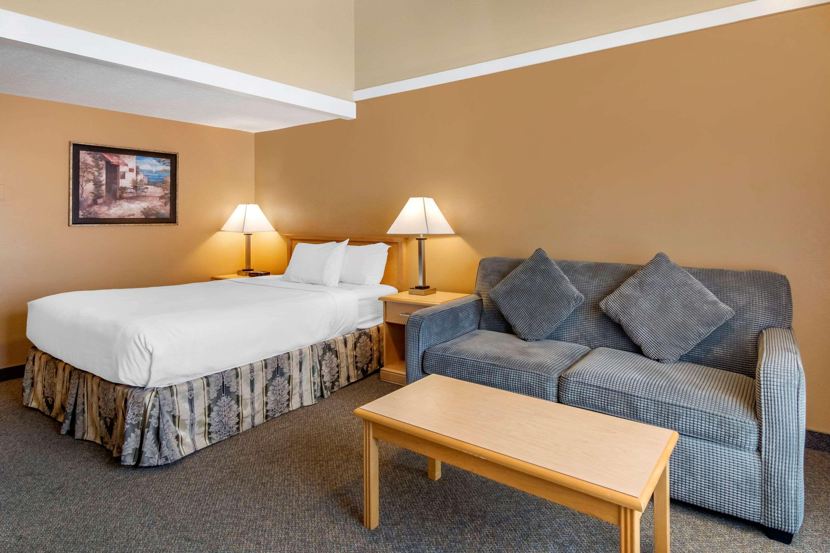 Econo Lodge Inn & Suites Kelowna Exterior photo