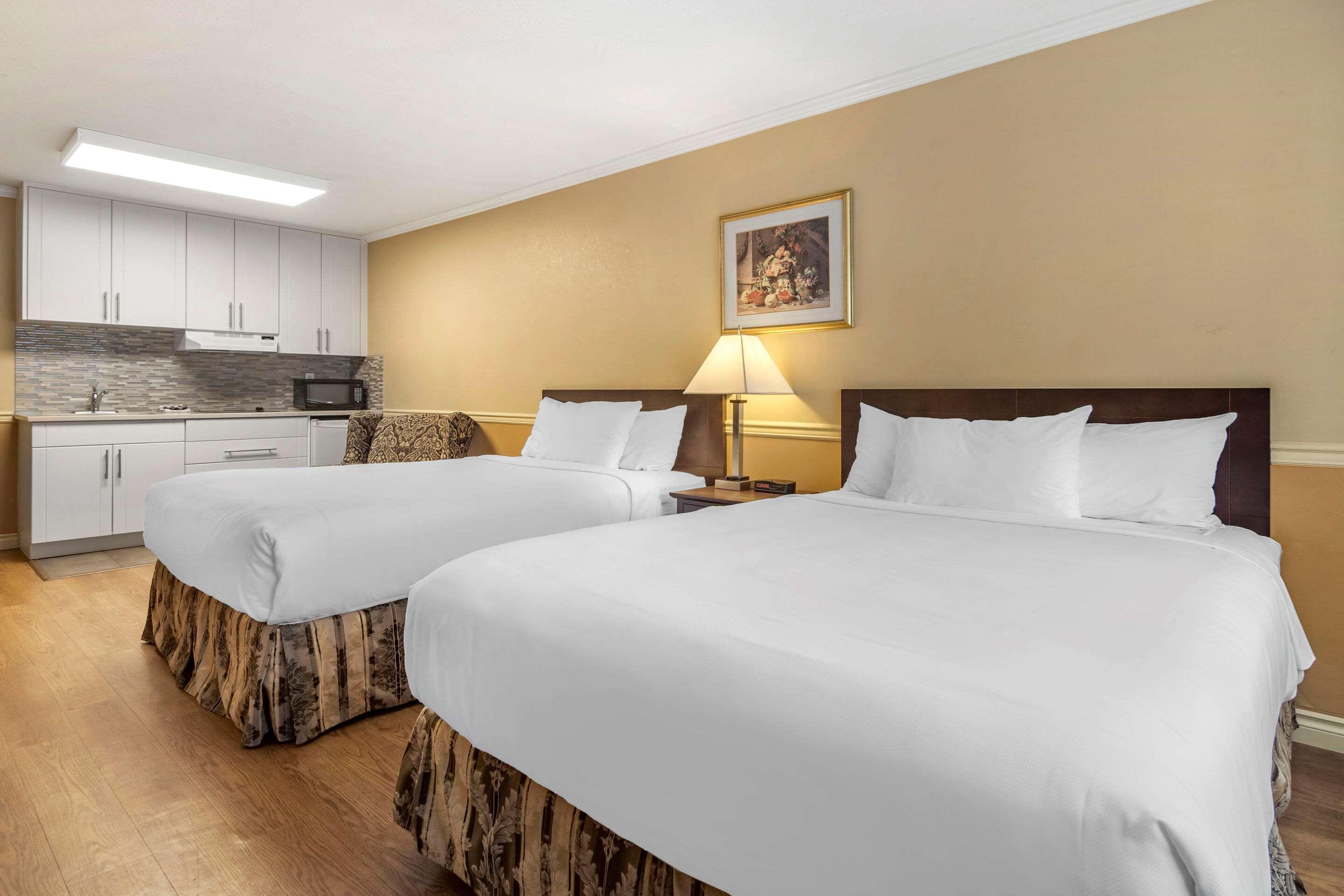 Econo Lodge Inn & Suites Kelowna Exterior photo