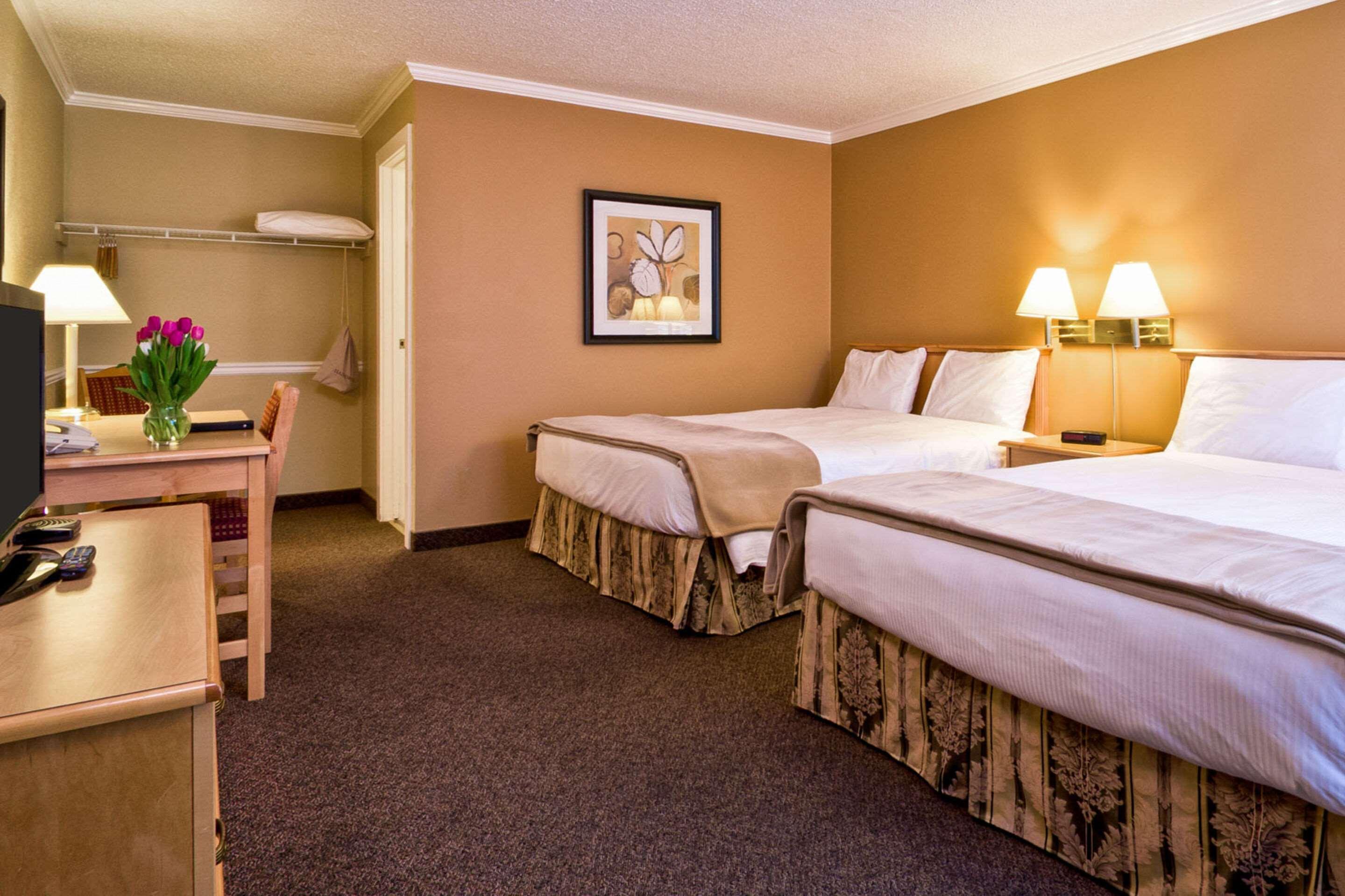 Econo Lodge Inn & Suites Kelowna Exterior photo