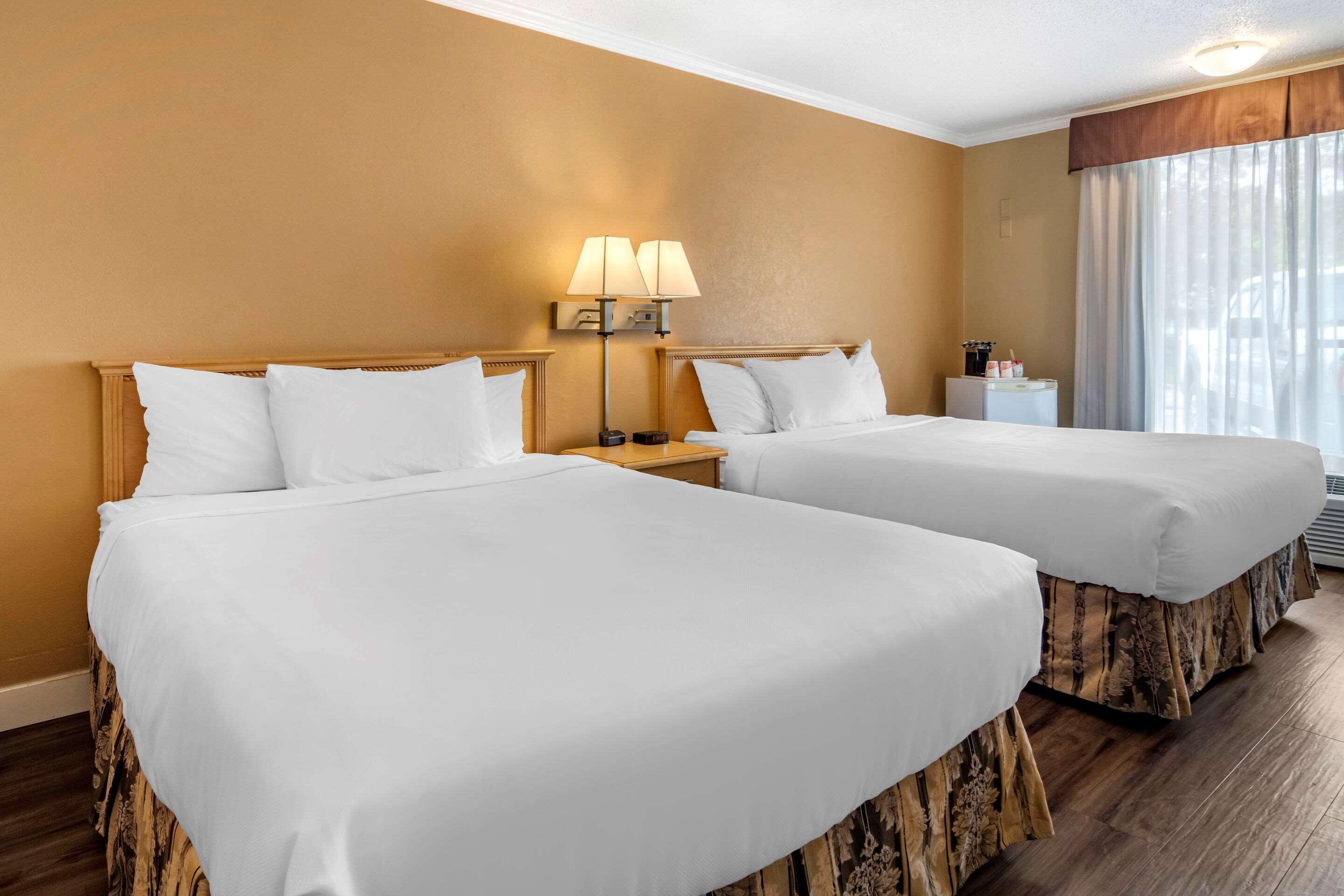 Econo Lodge Inn & Suites Kelowna Exterior photo