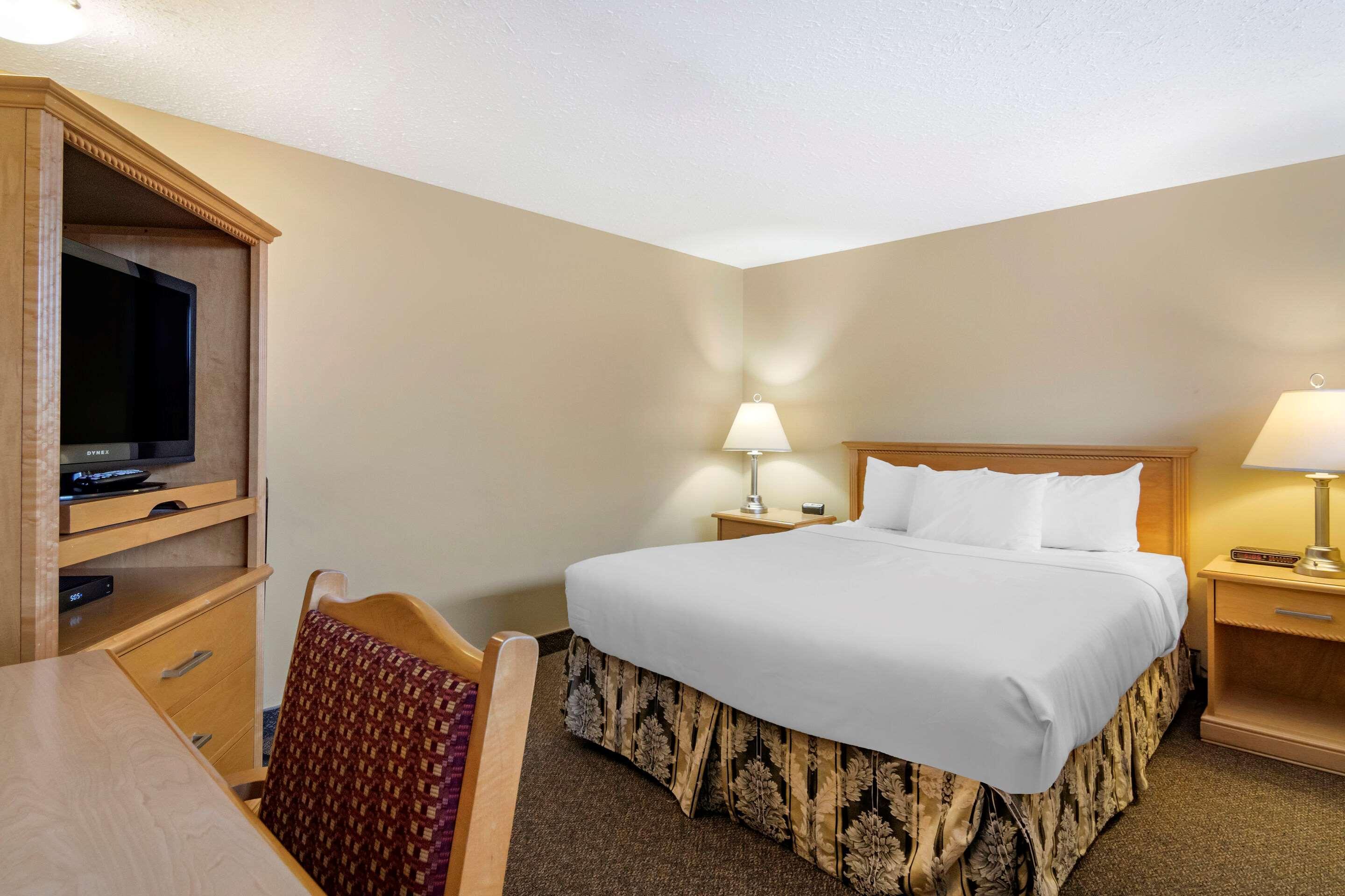 Econo Lodge Inn & Suites Kelowna Exterior photo
